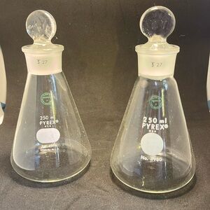 2 250 ml Pyrex beakers by Merco are in EUC with solid glass stoppers